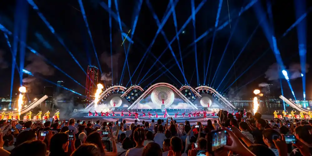 Dynamic light show over a packed concert